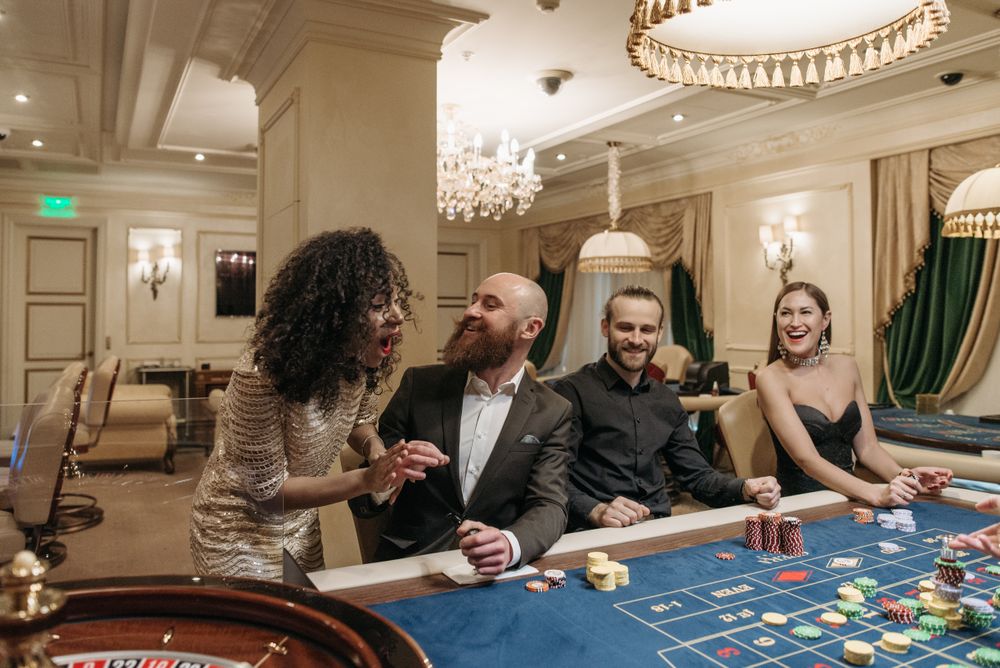 Pemain poker sedang memegang kartu di meja